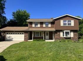 2711 Albany Ct in Waukesha, WI - Building Photo