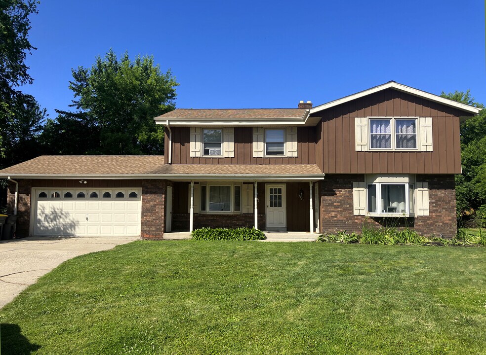 2711 Albany Ct in Waukesha, WI - Building Photo