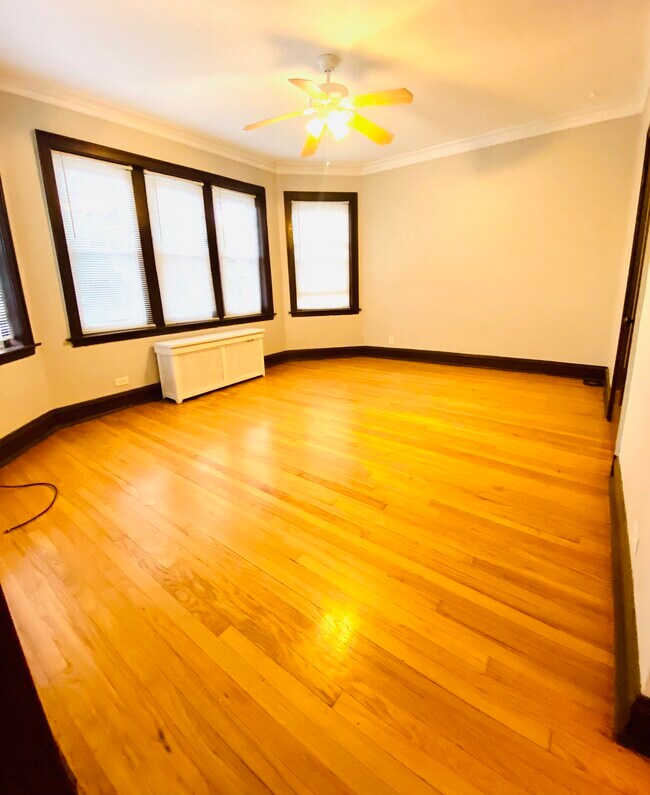 2520 N Sawyer Ave, Unit 3C in Chicago, IL - Building Photo - Building Photo