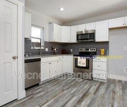 129 E Torrey St in New Braunfels, TX - Building Photo - Building Photo