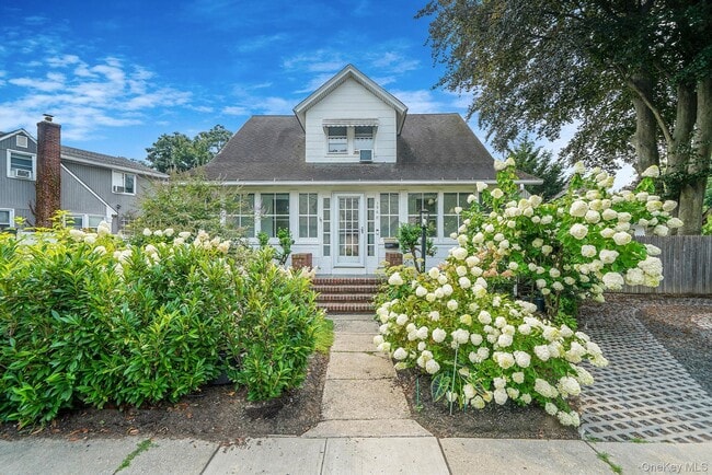 196 Melville Rd in Farmingdale, NY - Building Photo - Building Photo