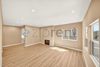 225 N Burlington Ave in Los Angeles, CA - Foto de edificio - Building Photo