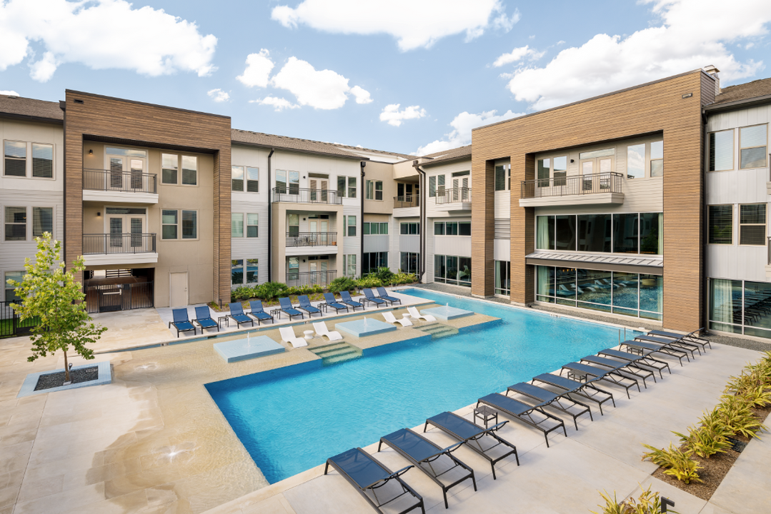 Tradehouse at Bulverde Marketplace in San Antonio, TX - Building Photo