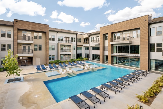 Tradehouse at Bulverde Marketplace in San Antonio, TX - Building Photo - Building Photo