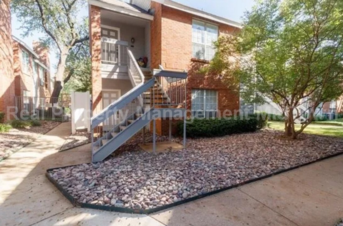 2105 St Michaels Dr in Arlington, TX - Building Photo