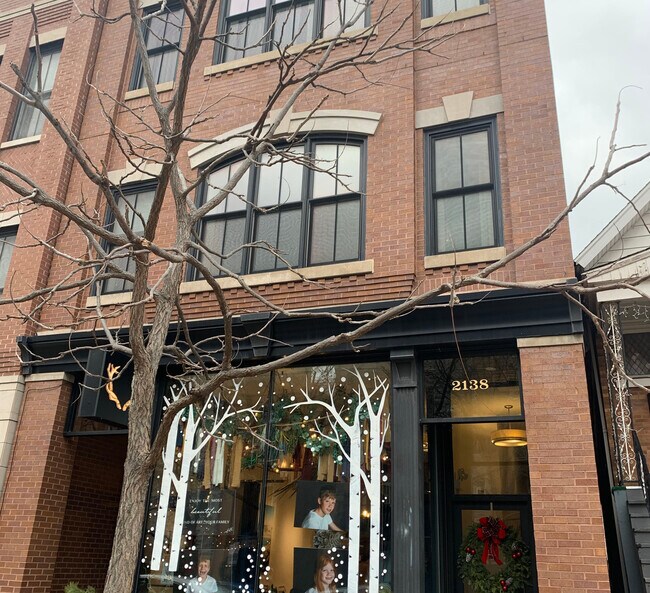 2138 W Roscoe St in Chicago, IL - Foto de edificio - Building Photo