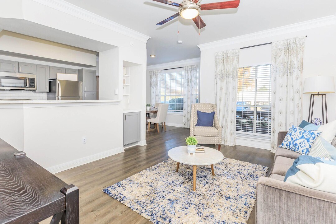 Cypress Lake in Houston, TX - Foto de edificio