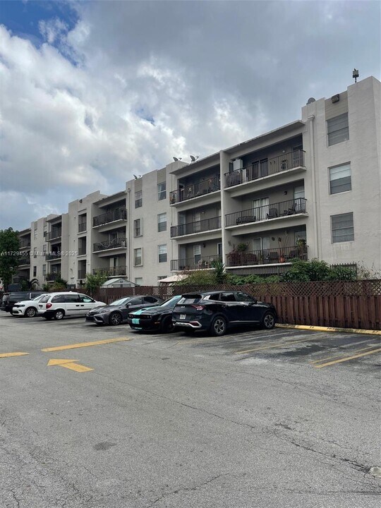 5625 W 20th Ave in Hialeah, FL - Foto de edificio