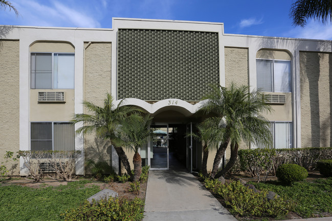 Palm Estates Apartments in El Cajon, CA - Building Photo - Building Photo