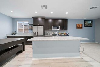 44060 Buckeye Ct in Lancaster, CA - Foto de edificio - Building Photo