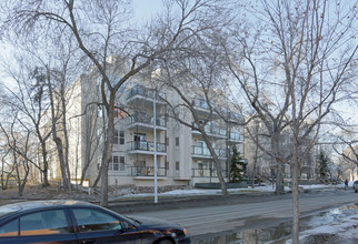 Grandin Court in Edmonton, AB - Building Photo - Building Photo