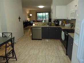 3915 Tree Top Dr in Weston, FL - Building Photo - Building Photo