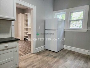 674 Carlysle St in Akron, OH - Foto de edificio - Building Photo