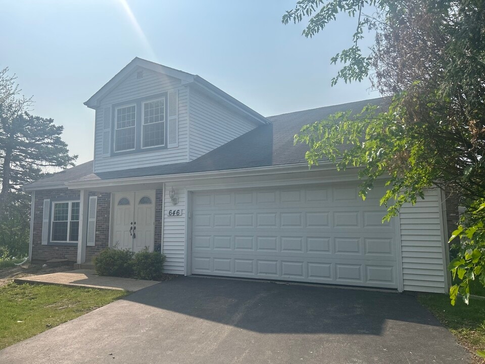 646 White Ct in Gurnee, IL - Building Photo
