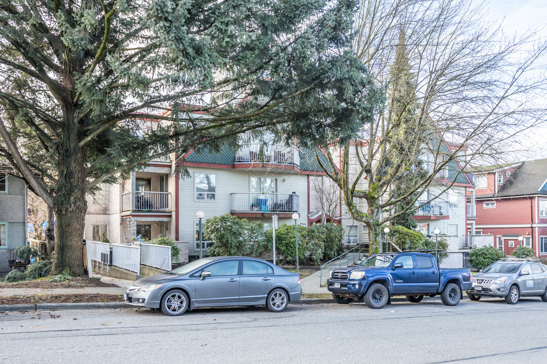 1750 E Georgia St in Vancouver, BC - Building Photo