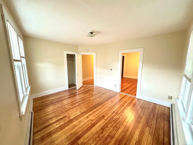 1019 W Main St in Waterbury, CT - Building Photo - Building Photo