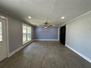 108 N Dixie St in Brenham, TX - Foto de edificio - Building Photo