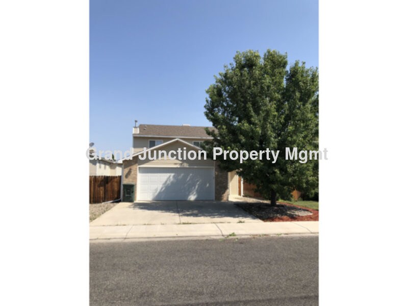 2811 1/2 Village Park Dr in Grand Junction, CO - Building Photo