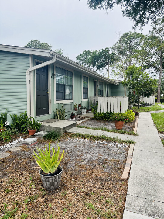 Sunrise Apartments in Titusville, FL - Foto de edificio