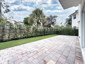10423 NW 70th Ln in Doral, FL - Building Photo