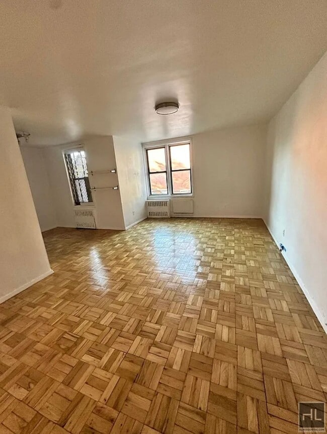 Alcove Studio In Astoria Co-Op Doorman Bui