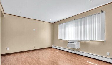 325 Cricket Ln in Woodbridge Township, NJ - Building Photo - Building Photo