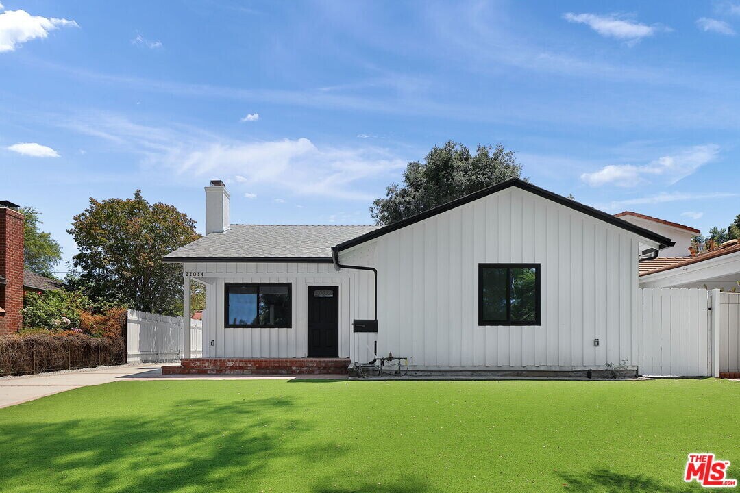22054 Avenue San Luis in Woodland Hills, CA - Foto de edificio
