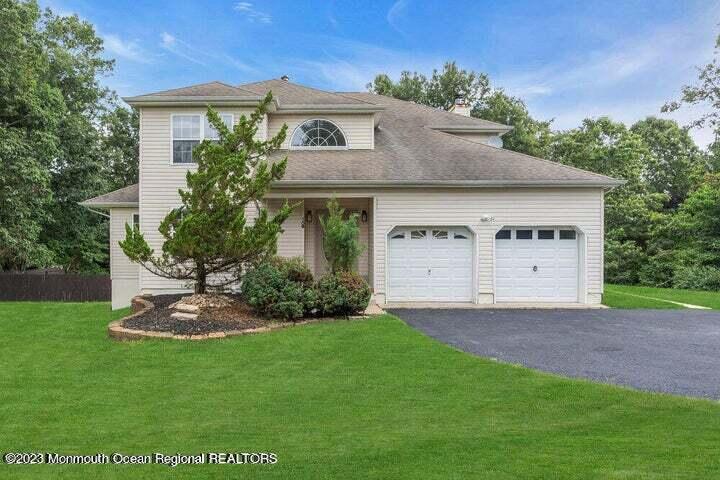 380 Sapphire Dr in Jackson Township, NJ - Building Photo