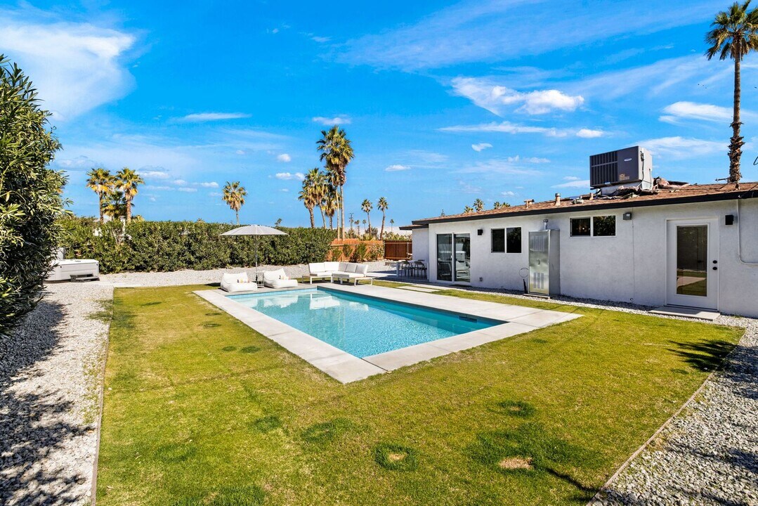 2357 N Viminal Rd in Palm Springs, CA - Building Photo