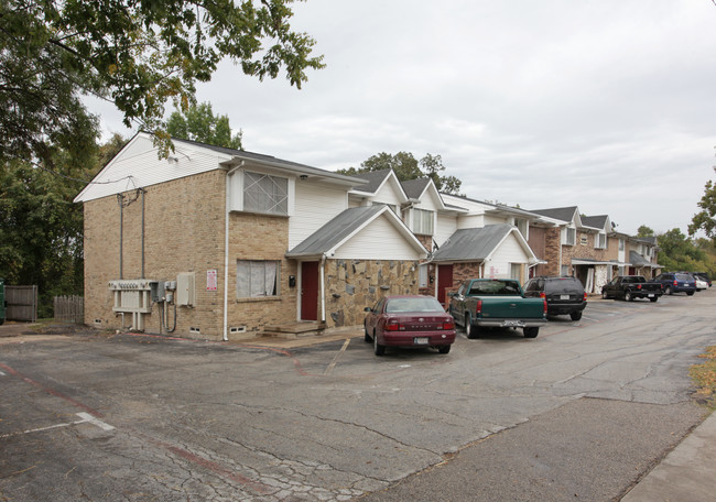 Glenbrook Place in Garland, TX - Building Photo - Building Photo