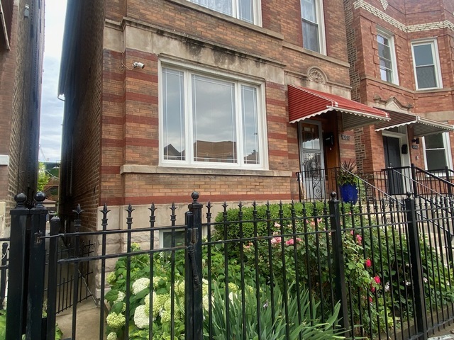 2048 W Augusta Blvd in Chicago, IL - Building Photo
