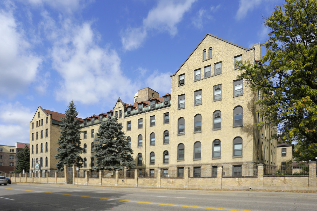 Stonehouse Square in Minneapolis, MN - Building Photo