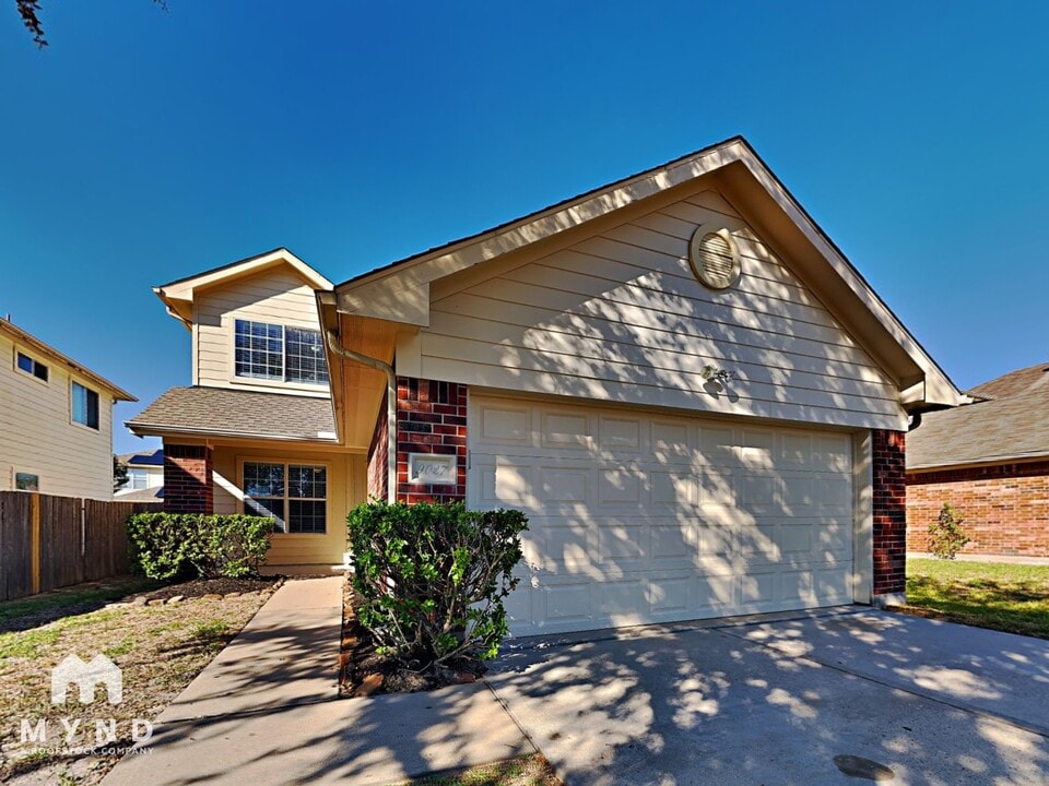 9027 Farm Ridge Ln in Humble, TX - Building Photo