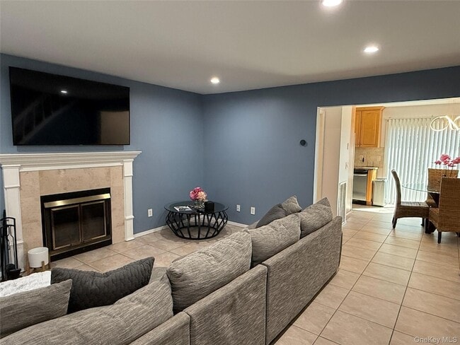 12 Paine Commons in Yaphank, NY - Building Photo - Building Photo