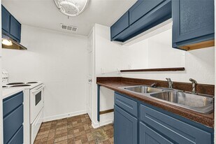 8100 Creekbend Dr in Houston, TX - Building Photo