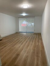 8333 Lake Dr in Doral, FL - Building Photo - Building Photo