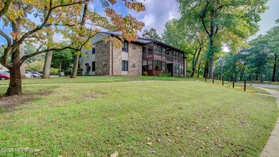 138 Amberly Dr in Englishtown, NJ - Foto de edificio - Building Photo