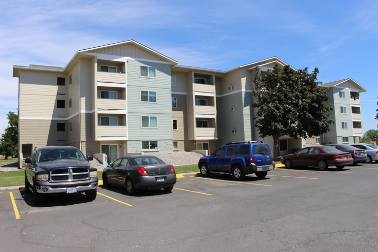 Country Club Manor Apartments in Umatilla, OR - Building Photo