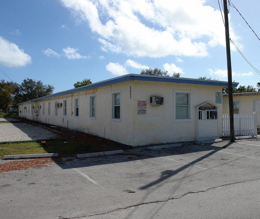 850-855 NW 3rd Ter in Dania, FL - Building Photo