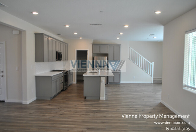 8049 Sun Beam Way in Roseville, CA - Building Photo - Building Photo