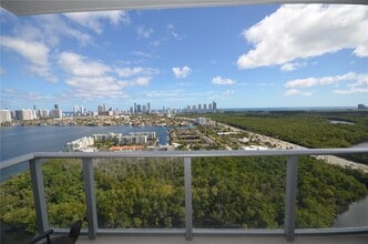 16385 Biscayne Blvd in Sunny Isles Beach, FL - Building Photo - Building Photo