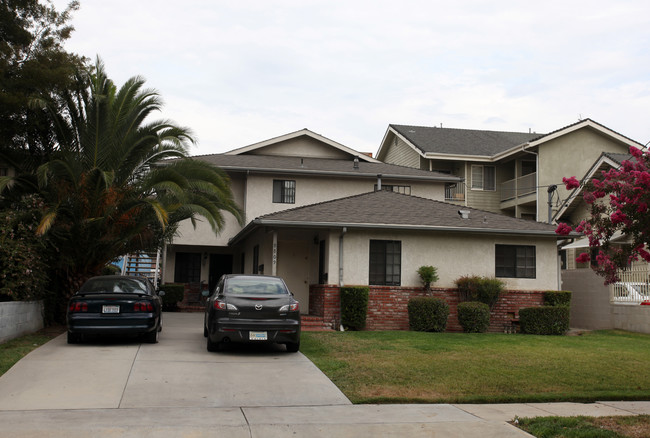 8809 Canby Ave in Northridge, CA - Building Photo - Building Photo