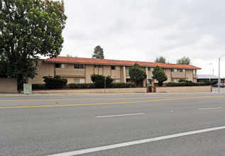 Casa Loma Apartments in Tustin, CA - Foto de edificio - Building Photo