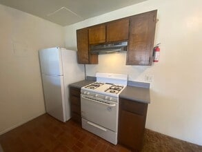 902 W Cameron St in Hanford, CA - Building Photo - Building Photo