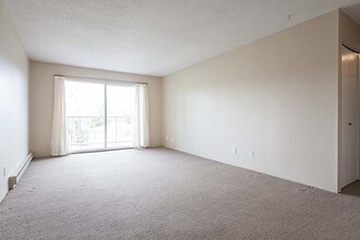 Mayfair Manor in Esquimalt, BC - Building Photo - Building Photo