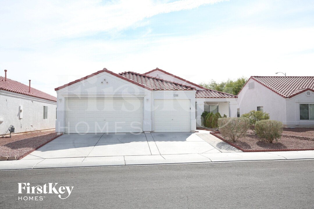 2209 Meadow Green Ave in North Las Vegas, NV - Foto de edificio