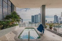 121 NE 34th St, Unit 2502 in Miami, FL - Foto de edificio - Building Photo