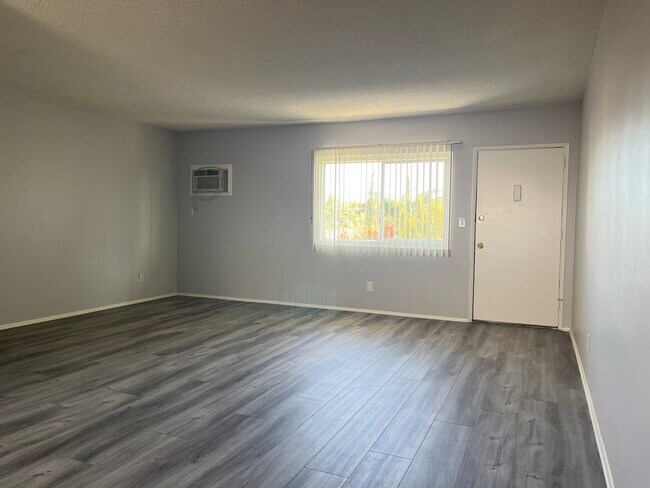 2250 N Frederic St, Unit D in Burbank, CA - Building Photo - Building Photo