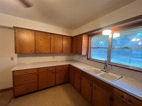 106 Jane Dr in Columbus, TX - Building Photo - Building Photo