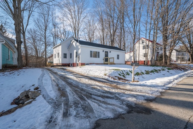 17 Bridge St in Berwick, ME - Building Photo - Building Photo